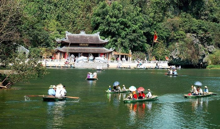 Tương truyền chùa Hương là nơi Quan Thế Âm Bồ tát đã ứng hiện tu hành