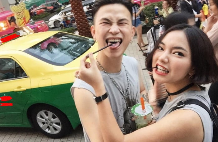 Chụp ghi dấu kỷ niệm hài hước sau khi xuống taxi đến đia điểm mới