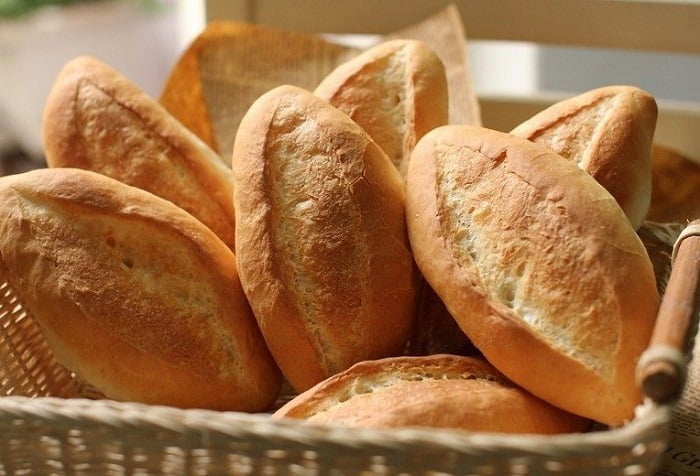 Bánh mì khô là đồ ăn được phép mang lên máy bay