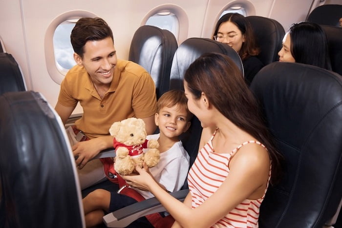 Bố mẹ cần chú ý trông nom trẻ khi đi máy bay