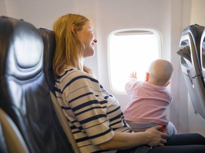 Trẻ dưới 2 tuổi đi máy bay được miễn phí vé
