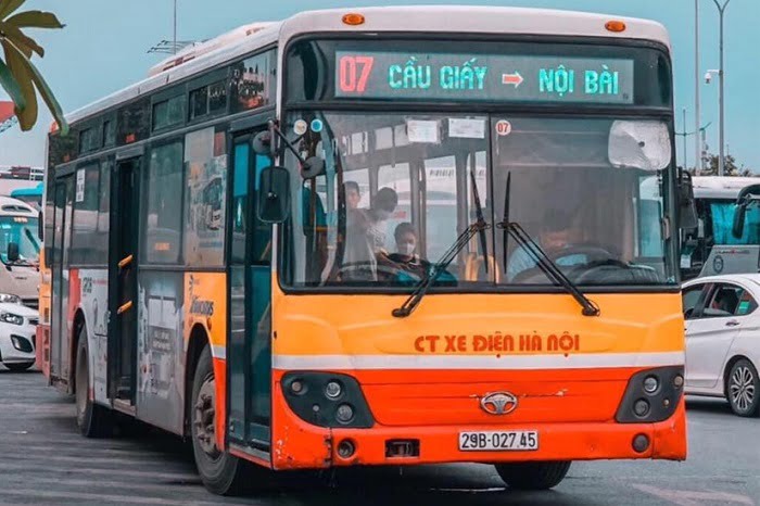 Xe bus 07 di chuyển từ Cầu Giấy - Nội Bài