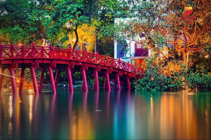Cầu Thê Húc lung linh khi đêm xuống - Điểm tham quan miễn phí ở Hà Nội