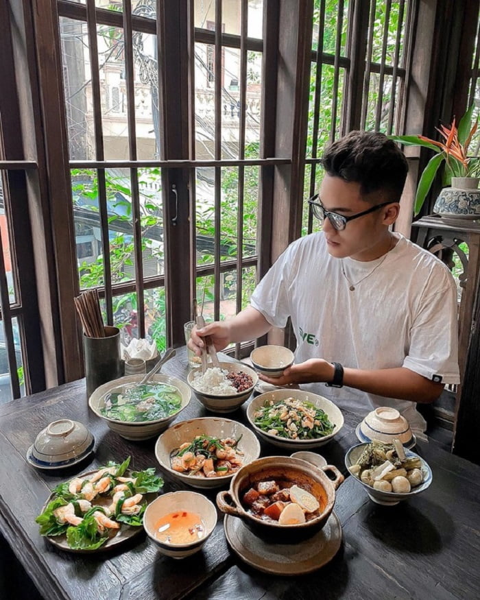 Xung quanh bến xe Nước Ngầm có rất nhiều nhà hàng tươi ngon