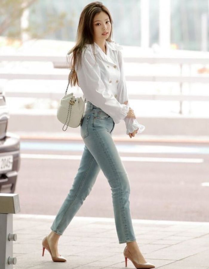 Combo áo blouse và quần tây được nhiều sao Hàn lăng xê khi đi ra sân bay