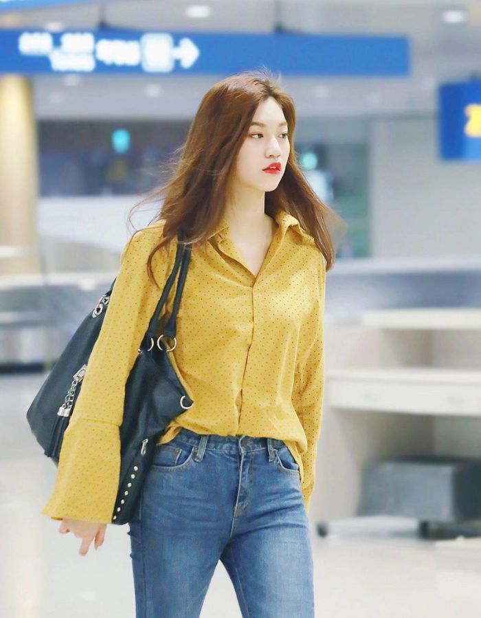Áo sơ mi đơn giản được nhiều chị em ưu tiên khi đi máy bay