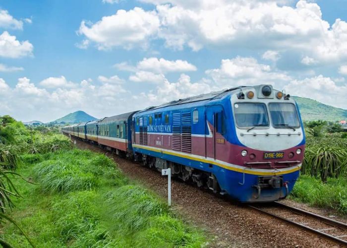 Di chuyển tàu hòa với ba hình thức vé gồm giường nằm, ghế mềm và ghế cứng
