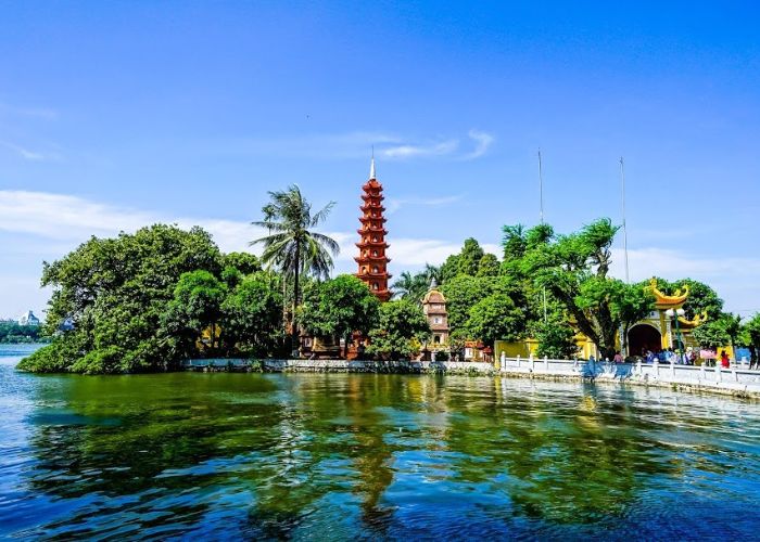 Chùa Trấn Quốc là một trong những địa điểm thăm quan tâm linh miễn phí trong nội thành