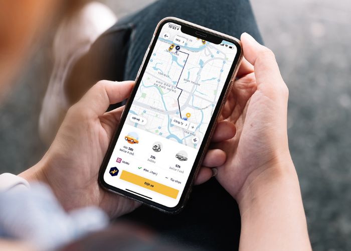 Đặt xe qua ứng dụng app công nghệ trên điện thoại thông minh