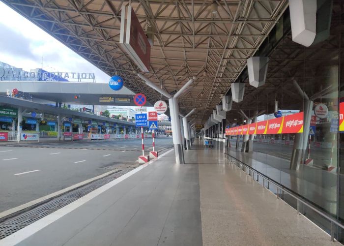 Hành khách có thể lựa chọn vị trí khu vực chờ ngoài nhà ga của sân bay