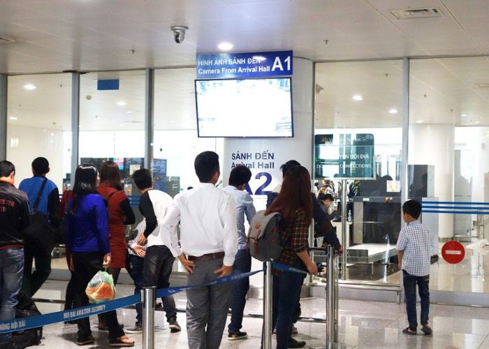 Khu vực đón người thân ở sân bay Nội Bài