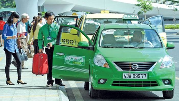 Chiếc xe taxi màu xanh nổi bật của hãng Mai Linh