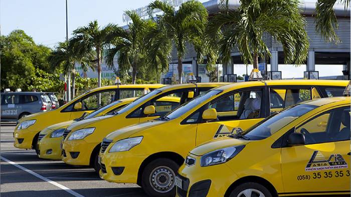 Taxi đưa đón sân bay của Asia nổi bật với màu vàng tươi