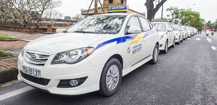 Taxi 4 chỗ hiện đại với màu trắng chủ đạo
