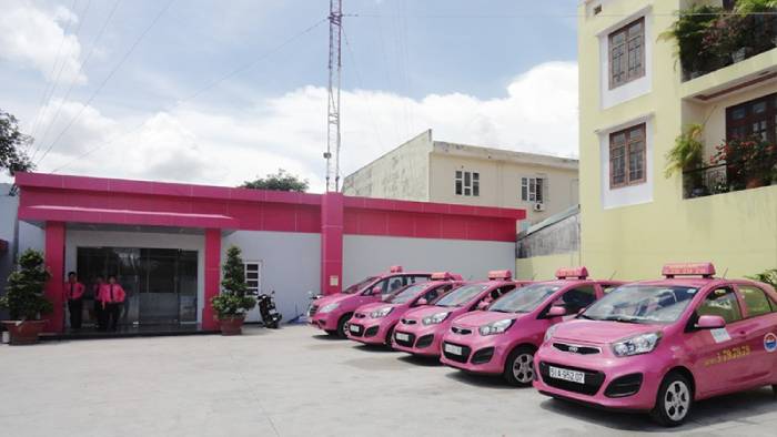 Taxi Hoàng Anh nổi bật với màu hồng rực rỡ