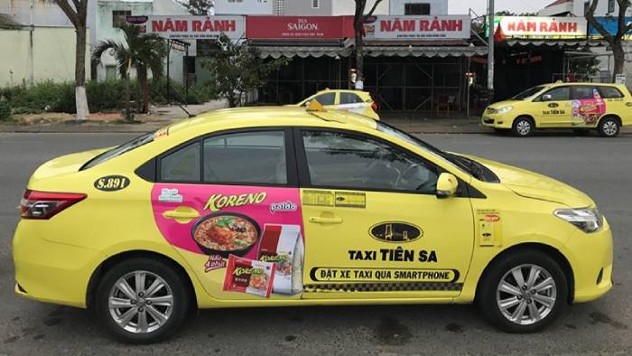Taxi Tiên Sa nổi bật trên phố với màu vàng tươi tắn