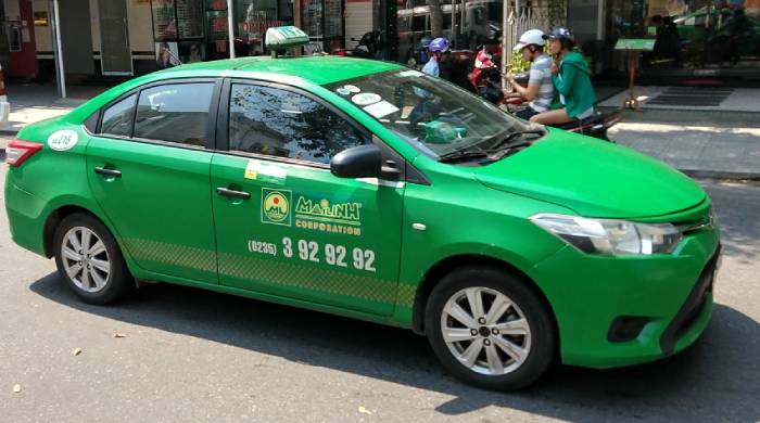 Taxi xanh nổi bật của Mai Linh trên đường phố