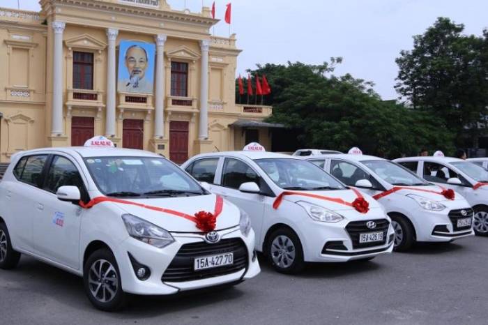 Mẫu taxi 4 chỗ hiện đại đang được nhà xe Thành Vinh hoạt động