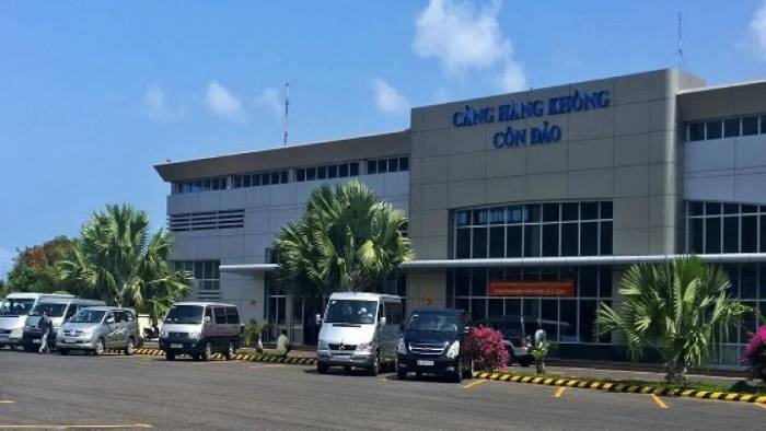 Xe đưa đón hành khách ra vào sân bay Côn Đảo