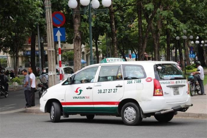 Taxi Vinasun đang di chuyển trên phố