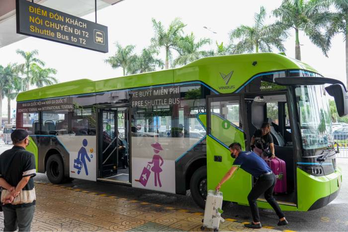 Xe bus công cộng đưa đón hành khách giá rẻ